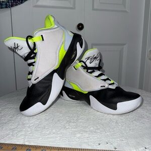 Nike Jordan Max Aura 4‎ GS Platinum Volt size 7 Youth b/w neon yellow sneakers